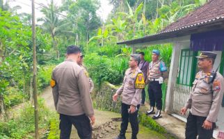 Rumah Rusak Akibat Tanah Bergerak, 23 Warga Trenggalek Mengungsi - JPNN.com