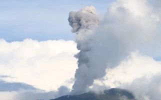 Gunung Ibu Erupsi 2 Kali, Lontarkan Abu Setinggi 500 Meter - JPNN.com