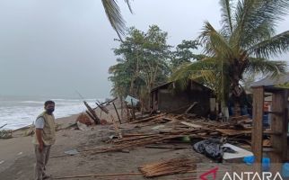 Puluhan Rumah di Palabuhanratu Sukabumi Rusak Akibat Abrasi Pantai - JPNN.com