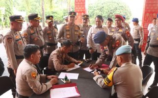 Cegah Penyalahgunaan, AKBP Ruri Cek Senjata Api Dinas Personel Polres Banyuasin - JPNN.com