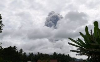 Gunung Ibu Kembali Erupsi, Semburkan Abu Vulkanik Setinggi 1.500 Meter - JPNN.com