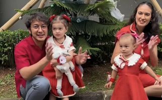 Serunya Nadine dan Dimas Anggara Merayakan Natal Bersama Anak-Anak - JPNN.com