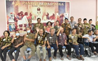 Pj Gubernur Jateng Berbagi Kasih di Hari Natal dengan Puluhan Lansia Panti Wreda - JPNN.com