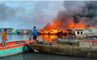 15 Kapal Nelayan Terbakar, Prajurit TNI AL Bergerak Cepat - JPNN.com