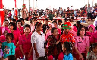 Momen Ketua Umum Bhayangkari Rayakan Natal Bersama Penyintas Erupsi Gunung Lewotobi Laki-Laki - JPNN.com