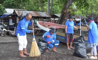 Rekind Gelar Aksi Bersih-Bersih Pantai Gili Lampu, Wujud Nyata Peduli Lingkungan - JPNN.com