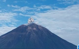 Gunung Semeru Erupsi Lagi, Tinggi Kolom Letusan 700 Meter - JPNN.com