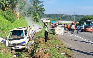 Bus Gunung Harta Tabrak Truk Muatan Bahan Kimia di Tol Semarang-Solo - JPNN.com