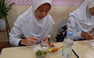 Dapat Cuan, Siswi SMP Palembang Dukung Makan Bergizi Gratis - JPNN.com