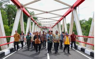 Penjabat Gubernur Jateng Resmikan Jembatan Sucipto Suwigo di Magelang, Masyarakat Antusias - JPNN.com