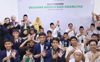 Santri Disabilitas di Bandung Terima Beasiswa Pendidikan Khusus - JPNN.com