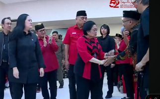 Masuk ke Ruangan Acara HUT PDIP, Megawati Langsung Menyalami Sosok Ini - JPNN.com