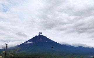 Gunung Semeru Erupsi Lagi Sabtu Pagi, Tinggi Kolom Letusan 600 Meter di Atas Puncak - JPNN.com