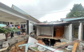 Bencana Longsor di Bukit Jodoh Batam, Delapan Rumah Rusak - JPNN.com