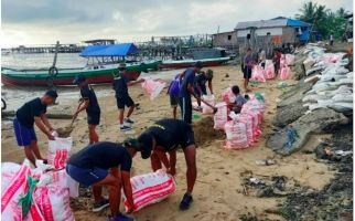 TNI AL dan Masyarakat Bergotong Royong Bangun Tanggul Penahan Abrasi Pantai di Nunukan - JPNN.com