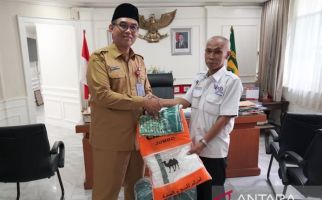 Puluhan Tahun Mengabdi Penuh Dedikasi, Guru SLB di Cibinong Dapat Hadiah Umrah dari Pemkab Bogor - JPNN.com