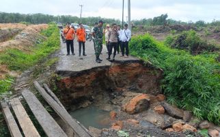 Jalan Penghubung di Babat Toman Putus Total Akibat Longsor - JPNN.com