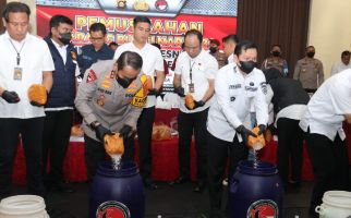 Polda Sumsel Memusnahkan 49 Kg Sabu-Sabu Jaringan Narkoba Internasional - JPNN.com