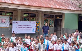 PT KSEI Gandeng Yayasan Felix Maria Go Bagikan Susu dan Biskuit Bergizi di NTT - JPNN.com