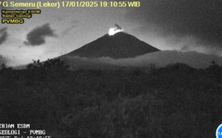 Gunung Semeru Erupsi pada Jumat Malam, Tinggi Kolom Letusan 400 Meter - JPNN.com