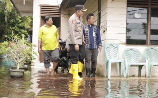 Ratusan Rumah di Siak Dilanda Banjir, Kapolres Turun Pastikan Kebutuhan Warga Terpenuhi - JPNN.com