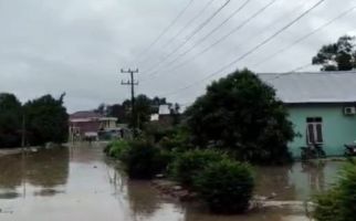 Banjir Rendam Puluhan Rumah di Riau Silip Bangka, Warga Diminta Tetap Waspada - JPNN.com