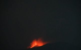 Status Masih Awas, Gunung Ibu Meluncurkan Lava Pijar Setinggi 300 Meter - JPNN.com