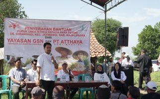 Yayasan GSN dan PT Atthaya Salurkan Bantuan Pupuk kepada Petani Majalengka - JPNN.com