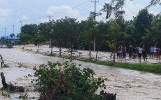 Jalan Penghubung Semarang-Purwodadi Lumpuh Total Gegara Tanggul Sungai Jebol - JPNN.com