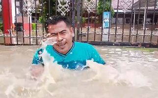 Viral, SMPN 5 Brebes Dilanda Banjir, Pria Berkaus Biru Ini Curhat Belum Dapat Makan Bergizi Gratis - JPNN.com