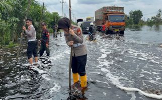 Banjir Merendam Jalintim KM 83, Polres Pelalawan Lakukan Berbagai Langkah Penanganan - JPNN.com