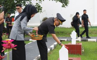 Peringati Hari Bakti Imigrasi, Kanim Serang Gelar Tabur Bunga di TMP Ciceri - JPNN.com