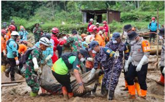 TNI AL Mengevakuasi 2 Orang Korban Terdampak Tanah Longsor di Pekalongan - JPNN.com