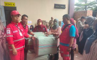 Ketum PMI Agung Laksono Berikan Bantuan kepada Korban Kebakaran di Kemayoran - JPNN.com