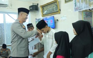 Peringati Isra Mikraj, Polres Inhu Santuni Anak Yatim - JPNN.com