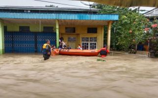 Sungai Sebalo Meluap, Ratusan Rumah Warga di Bengkayang Terendam Banjir - JPNN.com