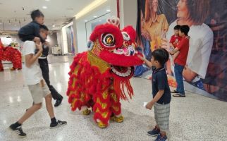 Ribuan Pengunjung Antusias Saksikan Atraksi Barongsai di Mal Bandung - JPNN.com