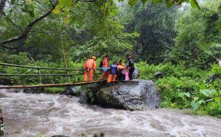 Lagi Berkemah, 3 Remaja di Jepara Tertimpa Tanah Longsor, 1 Orang Hilang - JPNN.com