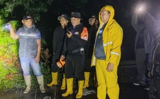 Banjir Memutus Jalan di Kediri - JPNN.com