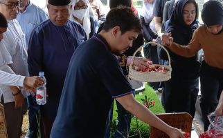 Indra Bekti Berduka, Ibu Sambung Meninggal Dunia - JPNN.com