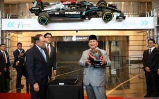 Anwar Ibrahim Tertawa Saat Prabowo Berseloroh Meminta Mobil F1 - JPNN.com