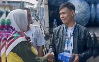 PAM Jaya Beri Bantuan Tandon Air Kepada Warga Pademangan yang Membutuhkan - JPNN.com