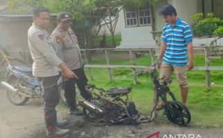 Siswa Sontoloyo, Ancam Guru Honorer Pakai Parang Hingga Membakar Sepeda Motor - JPNN.com