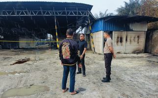 Gudang di Rumbai Pekanbaru Terbakar, Diduga Tempat Penyimpanan BBM Ilegal - JPNN.com