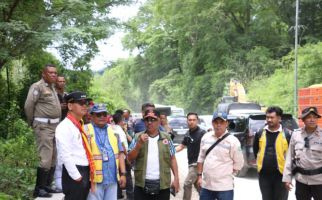 Jalan Trans-Timor di NTT yang Tertimbun Longsor Sudah Bisa Dilewati Kendaraan - JPNN.com