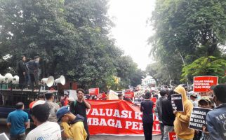 Kejari Bandung Dianggap Lalai Menangkap Terpidana Penipuan, Massa Demo Kejagung - JPNN.com