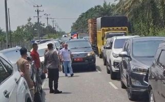 Geram, Warga Adang Mobil Pelat Merah BM 52 yang Lawan Arus Saat Macet di Lintas Pekanbaru-Siak - JPNN.com