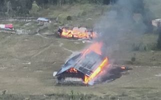 Brutal, KKB Bakar Gedung Sekolah & Kantor Kampung di Puncak - JPNN.com