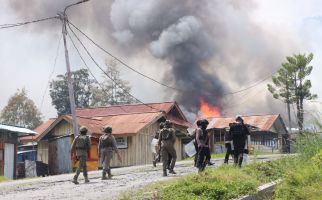 Bentrokan Pendukung Paslon Pilkada Puncak Jaya: 7 Rumah Dibakar, 1 Nyawa Melayang - JPNN.com