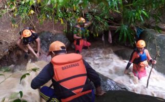 Seorang Anak Hilang Terseret Arus Sungai di Flotim, Tim SAR Lakukan Pencarian - JPNN.com